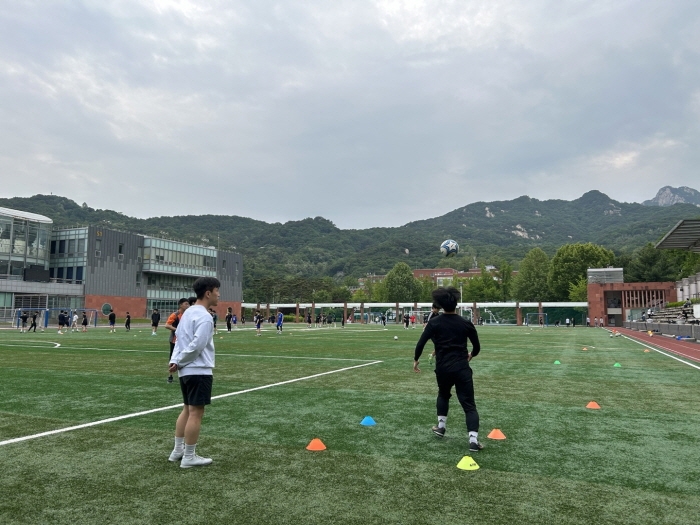 斯洛特谈吃牌：我只是在抱怨阿森纳球员卧草 第四官员误以为我在嘲笑他