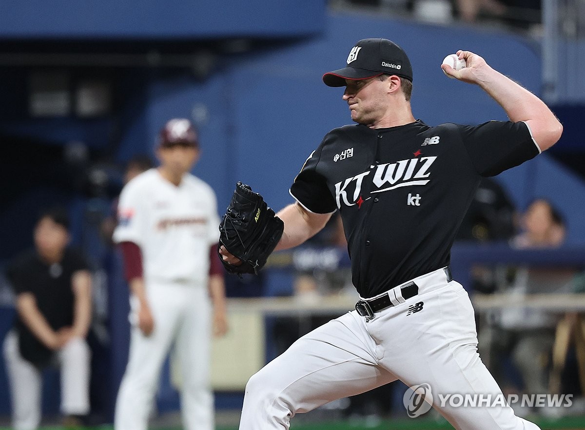 2米26的姚明体型真夸张！泳池里似灭霸 奥尼尔站身边显娇小