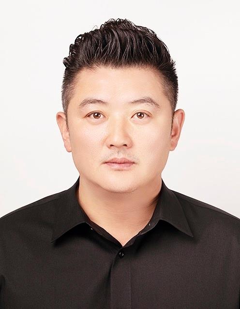 铁血硬汉，曼联官媒晒德利赫特浴血奋战照片并称赞其为勇士