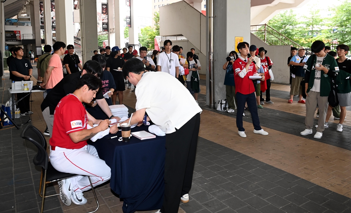 西甲半场：拉菲尼亚、莱万、孔德破门 奥尔莫两度中柱 巴萨暂3-0巴拉多利德